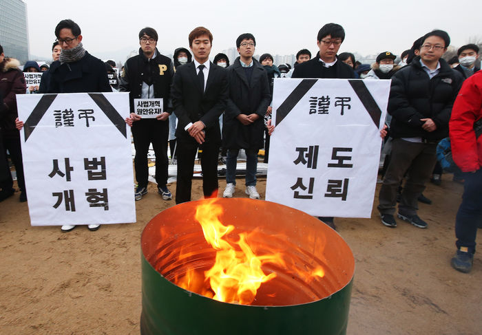메인이미지  2 : 10일 오후 경기도 과천시 정부과천청사에서 열린 '제2차 전국 로스쿨 법무부 규탄대회'에서 참석한 로스쿨 학생들이 변호사시험 응시표를 불태우고 있다. 