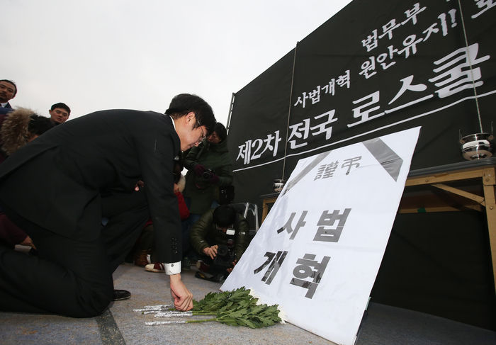 메인이미지  3 : 10일 오후 경기도 과천시 정부과천청사에서 열린 '제2차 전국 로스쿨 법무부 규탄대회'에서 참석한 로스쿨 학생들이 사법개혁 장례식 퍼포먼스를 하고 있다. 