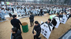 섬네일이미지  4:10일 오후 경기도 과천시 정부과천청사에서 열린 '제2차 전국 로스쿨 법무부 규탄대회'에서 참석한 로스쿨 학생들이 사법개혁 장례식 퍼포먼스를 하고 있다. 