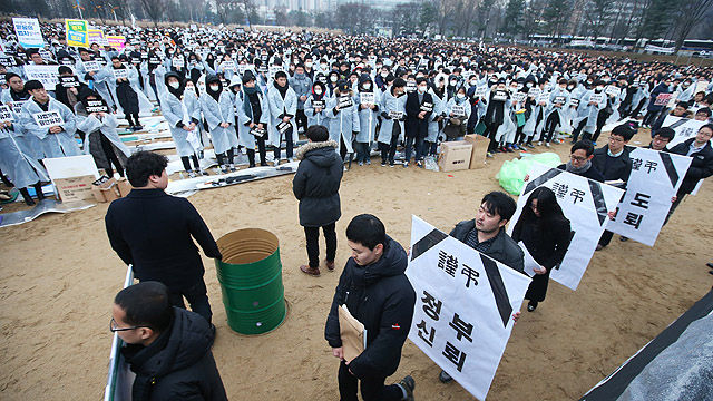 메인이미지  4 : 10일 오후 경기도 과천시 정부과천청사에서 열린 '제2차 전국 로스쿨 법무부 규탄대회'에서 참석한 로스쿨 학생들이 사법개혁 장례식 퍼포먼스를 하고 있다. 