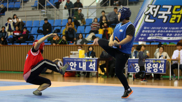 메인이미지  4 : 12일 춘천시 한림대체육관에서 '제1회 소양강배 전국 닭싸움 대회'가 열렸다. 이 대회는 춘천시가 닭갈비의 고장을 알리고자 마련했다.