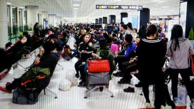 메인이미지  3 : 제주국제공항에서 12일 관제 통신장비가 비정상으로 작동해 항공기 이&middot;착륙에 큰 차질을 빚었다.
