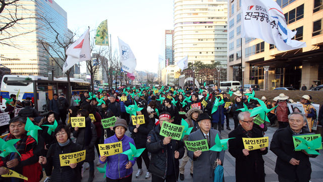 메인이미지  3 : 12일 오후 서울 광화문일대에서 민주노총 등 시민단체 회원들이 지난 민중총궐기 집회 당시 경찰 진압에 의해 부상을 당한 백남기 농민의 쾌유를 기원하고, 노동개악 저지, 한상균 민주노총 위원장 석방을 요구하며 행진을 하고 있다.