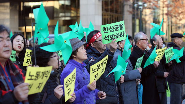 메인이미지  1 : 12일 오후 서울 광화문일대에서 민주노총 등 시민단체 회원들이 지난 민중총궐기 집회 당시 경찰 진압에 의해 부상을 당한 백남기 농민의 쾌유를 기원하고, 노동개악 저지, 한상균 민주노총 위원장 석방을 요구하며 행진을 하고 있다.
