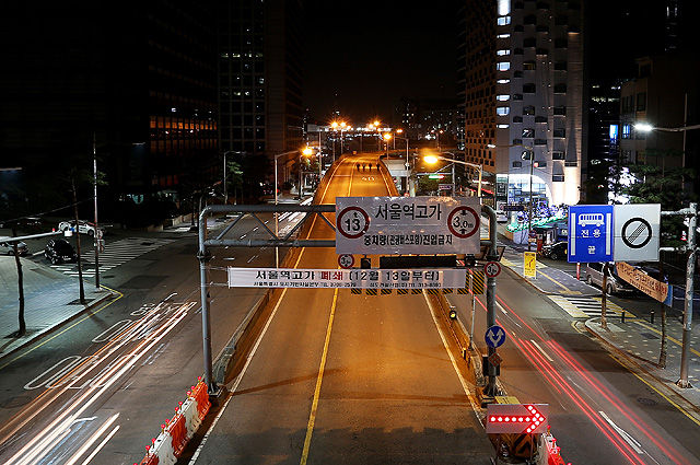 메인이미지  3 : 서울역 고가가 안전 문제로 13일 0시에 완전히 폐쇄되고 차량 통행이 통제됐다. 