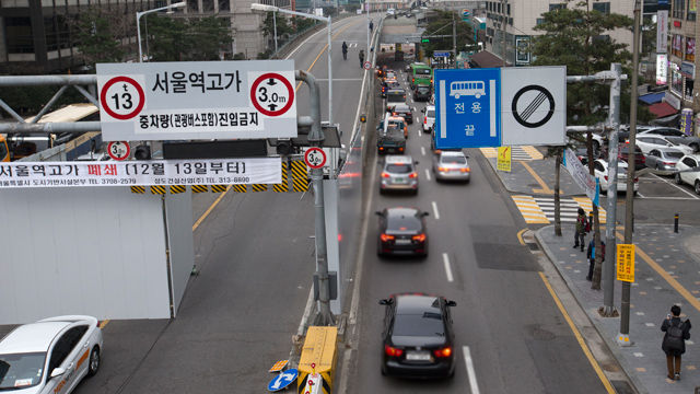 메인이미지  6 : 14일 오전 중구 서울역 고가 도로 입구 인근에서 염천교 사거리 방향으로 향하는 도로가 정체되고 있다. (서울=연합뉴스)