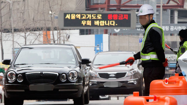 메인이미지  4 : 14일 오전 중구 서울역 고가 도로 입구 인근에서 염천교 사거리 방향으로 향하는 도로에서 교통지도요원이 교통 통제를 하고 있다. (서울=연합뉴스)