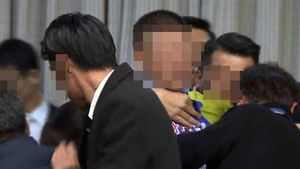 '세월호 의인' 김동수 씨 청문회장서 자해 시도