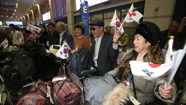 메인이미지  2 : 일제강점기 강제동원 등으로 사할린에 이주해 제2차 세계대전 종료 후에도 귀국하지 못했던 한인 1세들이 14일 오후 인천 영종도 인천국제공항을 통해 귀국했다.