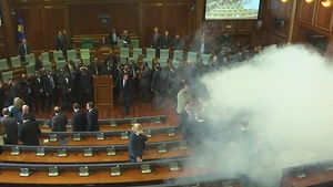 국회에서 핀 '흰 연기'&hellip;코소보 의회 또 최루탄