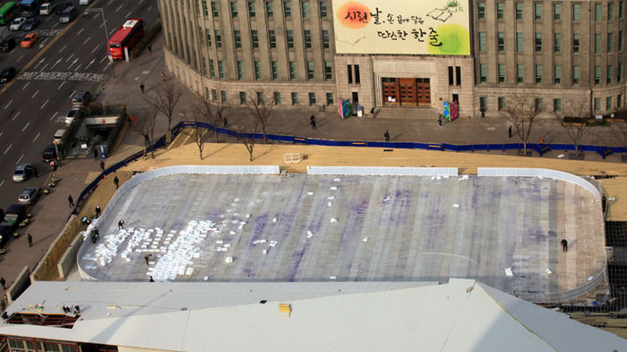 메인이미지  1 :  15일 오후 서울광장에서 관계자들이 스케이트장 개장 준비를 하고 있다. 이날 서울시는 17일 서울광장 스케이트장을 개장해 내년 2월 9일까지 운영한다고 밝혔다. (서울=연합)