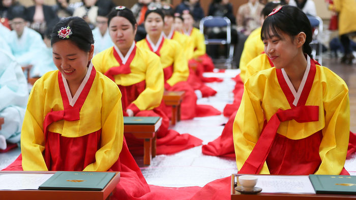 메인이미지  7 : 만 19세를 맞은 고3수험생들이 15일 서울 강북구 수유동 강북구청에서열린 '전통 성년례 시연 및 현대 성년례' 행사에 참가해 웃어 보이고 있다. (서울=연합)