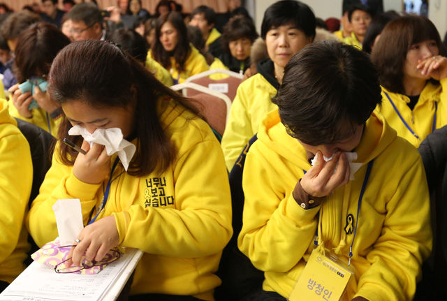 메인이미지  2 : 16일 오전 서울 명동 YWCA 강당에서 열린 '4&middot;16 세월호 참사 특별조사위원회 제1차 청문회 3일차 일정에서 한 희생자 유가족이 참사 당시 수색 관련 피해자의 정보접근권 및 희생자 수습&middot;장례지원에 대한 심문을 들으며 눈물을 흘리고 있다.
