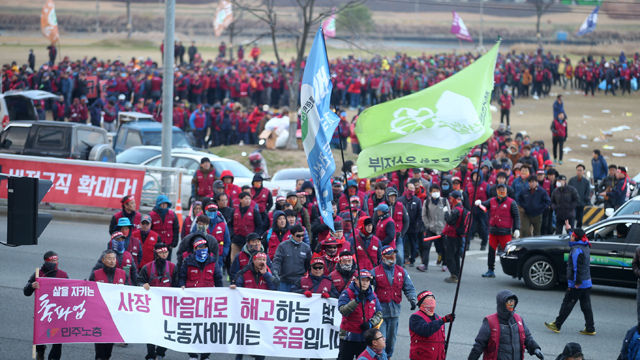메인이미지  9 : 울산 태화강 둔치에서 열린 민주노총 울산 노동자 총파업 결의대회에 참석한 노동자들이 16일 집회가 끝난 후 울산시청으로 가두 행진을 하고 있다. 