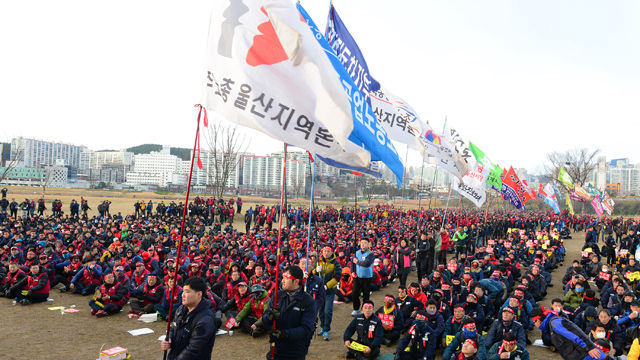 메인이미지  7 : .16일 울산 태화강에서 열린 민주노총 울산 노동자 총파업 결의대회 중 노조별 깃발이 행사장으로 줄지어 입장하고 있다. 