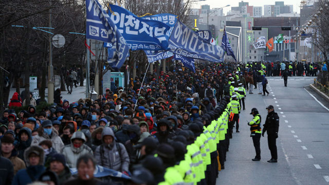 메인이미지  6 : 민주노총 조합원들이 16일 오후 서울 여의도 국회 앞에서 열린 3차 총파업 결의대회에 참가해 새정치민주연합, 새누리당사를 지나 전국경제인연합회 앞까지 행진을 하고 있다.