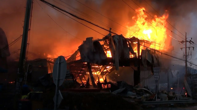 메인이미지  2 : 16일 오후 4시 45분께 경기도 광주시 탄벌동의 한 3층짜리 모델하우스에서 불이 났다. 이 불로 3층에 있던 한 모델하우스 관계자 밖으로 뛰어내려 허리 등을 다쳤으며, 또다른 관계자는 손바닥 등에 화상을 입고 치료를 받고 있다. 소방당국은 30여 분만에 큰 불길을 잡았다. 