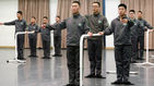 섬네일이미지  2:GOP에서 근무하는 최전방부대 장병들이 17일 오후 서울 서초구 예술의전당 국립예술단체 연습동에서 발레를 배우고 있다. 이들은 전방근무의 긴장감을 해소하고 심리적인 안정감을 얻기 위해 7월부터 국립발레단 공익사업의 하나로 발레를 배우고 있다.