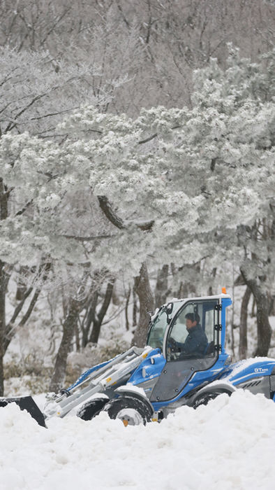 메인이미지  3 : 한라산 국립공원관리사무소 직원이 17일 오후 제주 한라산 어리목 휴게소에서 차량을 이용해 제설작업을 하고 있다.