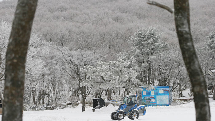 메인이미지  4 : 한라산 국립공원관리사무소 직원이 17일 오후 제주 한라산 어리목 휴게소에서 차량을 이용해 제설작업을 하고 있다.