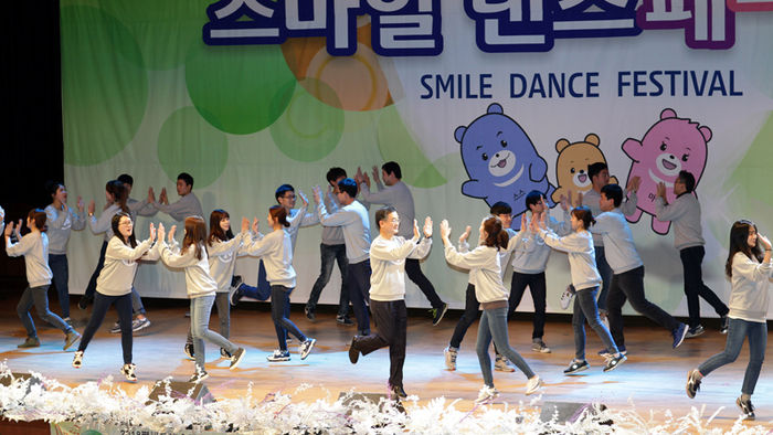 메인이미지  4 : 18일 오후 강릉시청 2층 대강당에서 5세 어린이부터 80대 어르신까지 강원 강릉시민 800여 명이 참여한 '우리 함께 스마일' 댄스 페스티벌이  펼쳐졌다.
