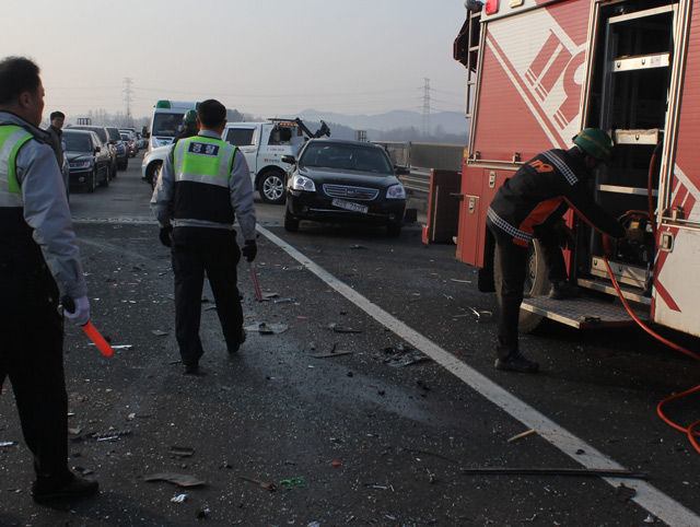 메인이미지  3 : 19일 오전 전남 담양군 고서면 보촌교에 차량 5대가 잇따라 충돌하는 사고가 나 119구조대와 경찰이 사고 수습을 하고 있다. 이 사고로 여성 1명이 숨지고 11명이 중&middot;경상을 입었다. (전남 담양소방서)