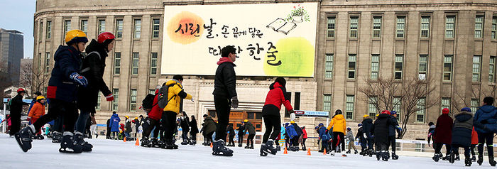 메인이미지  4 : 12월 세 번째 주말인 20일 서울광장 스케이트장에 많은 시민이 스케이트를 타며 즐거운 주말을 지내고 있다.