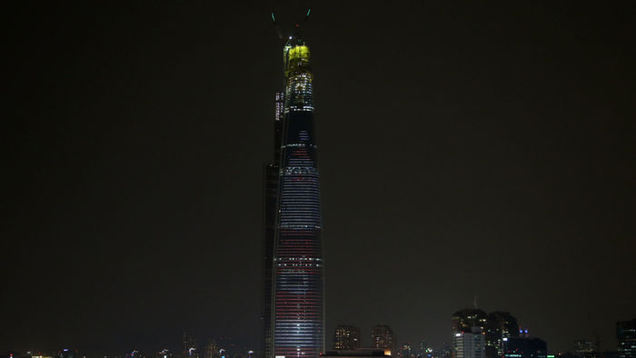 메인이미지  1 : 20일 밤 서울 잠실 롯데월드타워 외벽에서 크리스마스를 맞아 발광다이오드(LED) 조명을 활용, 예술공연이 펼쳐지고 있다. 총 13만8천여 개의 LED 조명을 활용한 이번 '롯데 루미아트 쇼'(LOTTE LumiArt Show)'는 25일까지 진행되며 매일 오후 6∼11시 정각, 20분, 40분에 각각 5분씩 펼쳐진다. (서울=연합뉴스)