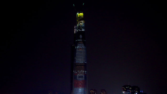 메인이미지  2 : 20일 밤 서울 잠실 롯데월드타워 외벽에서 크리스마스를 맞아 발광다이오드(LED) 조명을 활용, 예술공연이 펼쳐지고 있다. 총 13만8천여 개의 LED 조명을 활용한 이번 '롯데 루미아트 쇼'(LOTTE LumiArt Show)'는 25일까지 진행되며 매일 오후 6∼11시 정각, 20분, 40분에 각각 5분씩 펼쳐진다. (서울=연합뉴스)