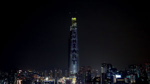 [슬라이드 포토] 롯데월드타워 '100층 높이 LED 산타' 조명쇼
