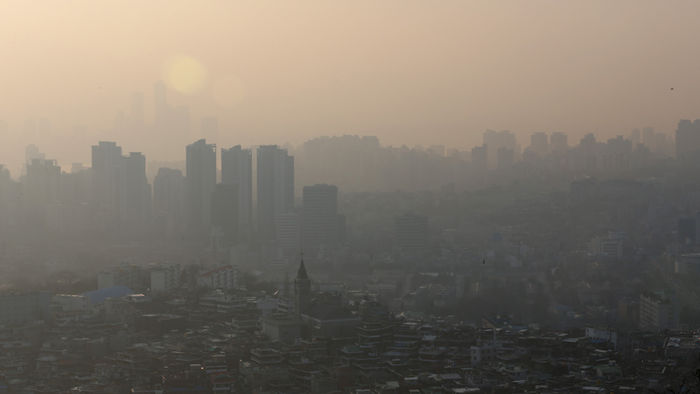 메인이미지  1 : 21일 오후 남산 서울 N 타워에서 바라본 도심은 뿌연 미세먼지층으로 가득 차 있다. 국립환경과학원은 수도권은 밤부터 국외 미세먼지의 유입으로 농도가 짙어지겠으며, 서울은 밤에 '나쁨' 수준의 농도가 나타날 수 있다고 예상했다.