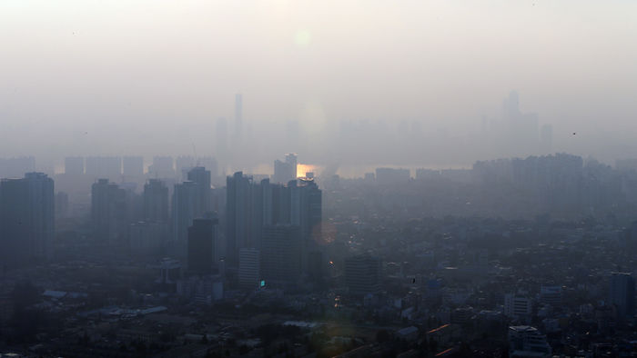 메인이미지  2 : 21일 오후 남산 서울 N 타워에서 바라본 도심은 뿌연 미세먼지층으로 가득 차 있다. 국립환경과학원은 수도권은 밤부터 국외 미세먼지의 유입으로 농도가 짙어지겠으며, 서울은 밤에 '나쁨' 수준의 농도가 나타날 수 있다고 예상했다.