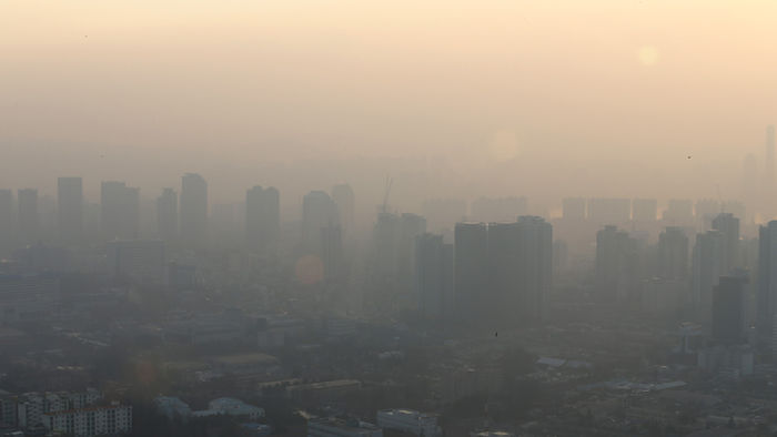 메인이미지  3 : 21일 오후 남산 서울 N 타워에서 바라본 도심은 뿌연 미세먼지층으로 가득 차 있다. 국립환경과학원은 수도권은 밤부터 국외 미세먼지의 유입으로 농도가 짙어지겠으며, 서울은 밤에 '나쁨' 수준의 농도가 나타날 수 있다고 예상했다.
