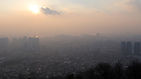 섬네일이미지  4:21일 오후 남산 서울 N 타워에서 바라본 도심은 뿌연 미세먼지층으로 가득 차 있다. 국립환경과학원은 수도권은 밤부터 국외 미세먼지의 유입으로 농도가 짙어지겠으며, 서울은 밤에 '나쁨' 수준의 농도가 나타날 수 있다고 예상했다.