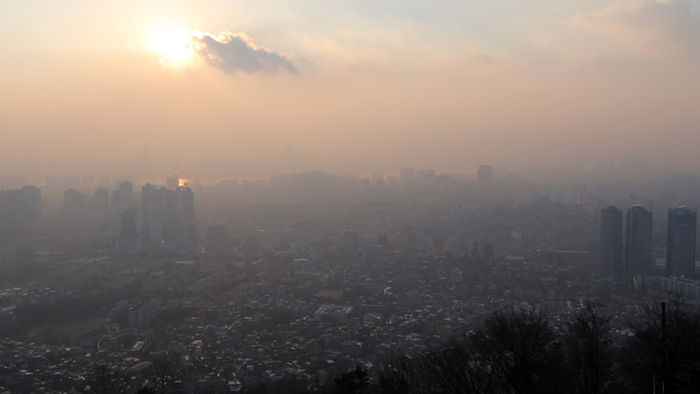 메인이미지  4 : 21일 오후 남산 서울 N 타워에서 바라본 도심은 뿌연 미세먼지층으로 가득 차 있다. 국립환경과학원은 수도권은 밤부터 국외 미세먼지의 유입으로 농도가 짙어지겠으며, 서울은 밤에 '나쁨' 수준의 농도가 나타날 수 있다고 예상했다.
