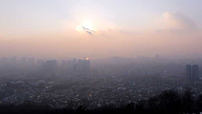 메인이미지  5 : 21일 오후 남산 서울 N 타워에서 바라본 도심은 뿌연 미세먼지층으로 가득 차 있다. 국립환경과학원은 수도권은 밤부터 국외 미세먼지의 유입으로 농도가 짙어지겠으며, 서울은 밤에 '나쁨' 수준의 농도가 나타날 수 있다고 예상했다.