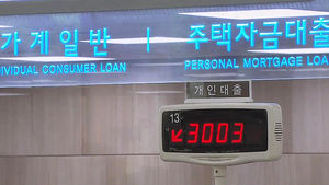 [김범주의 친절한 경제] 가계 빚, 소득보다 더 늘었다