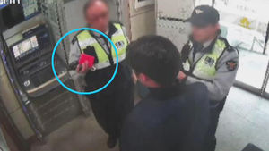 놓고 간 지갑 찾으려다&hellip;보이스피싱범 '덜미'