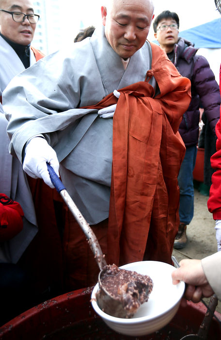 메인이미지  5 : 22일 서울 강남구 삼성동 봉은사에서 동지 팥죽 행사가 열려 스님이 시민들에게 팥죽을 전하고 있다.