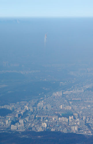 메인이미지  6 : 중국발 스모그의 유입으로 미세먼지 농도가 높게 나타난 22일 오후 성남 상공에서 바라본 서울 시내와 경기도 일대가 미세먼지로 뒤덮여 있다. 