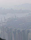 섬네일이미지  3:22일 중국에서 유입된 대기오염 물질의 영향으로 미세먼지 농도가 상승할 것이라는 예보가 나온 가운데 부산항 일대가 뿌연 모습을 보이고 있다.