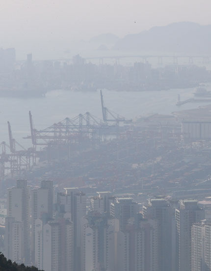 메인이미지  3 : 22일 중국에서 유입된 대기오염 물질의 영향으로 미세먼지 농도가 상승할 것이라는 예보가 나온 가운데 부산항 일대가 뿌연 모습을 보이고 있다.