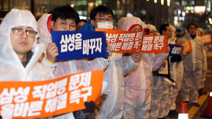 메인이미지  2 : 22일 저녁 서울 삼성전자 서초사옥 앞에서 열린 삼성 반도체 직업병 문제 해결을 촉구하는 '221인의 방진복 퍼포먼스'에서 고(故) 황유미 씨의 아버지 황상기 씨와 참가자들이 삼성전자 사옥 주변을 행진하며 손팻말을 들고 있다.

반올림(반도체 노동자의 건강과 인권 지킴이) 측은 221명이라는 숫자가 2015년 10월 기준으로 제보된 삼성전자 직업병 피해자를 의미한다고 밝혔다.