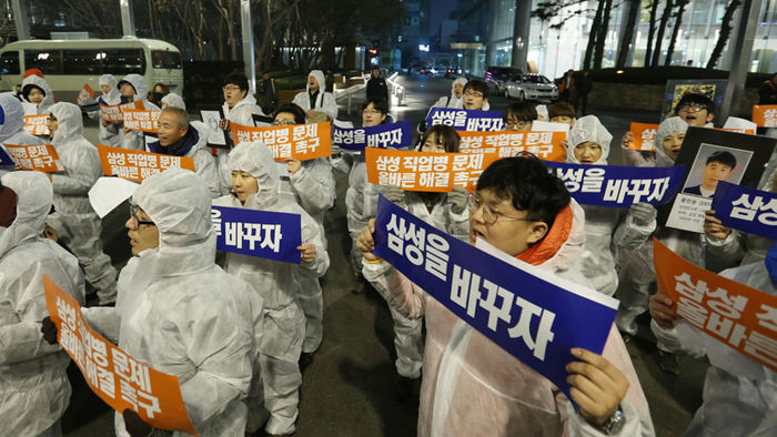 메인이미지  1 : 22일 저녁 서울 삼성전자 서초사옥 앞에서 열린 삼성 반도체 직업병 문제 해결을 촉구하는 '221인의 방진복 퍼포먼스'에서 고(故) 황유미 씨의 아버지 황상기 씨와 참가자들이 삼성전자 사옥 주변을 행진하며 손팻말을 들고 있다.

반올림(반도체 노동자의 건강과 인권 지킴이) 측은 221명이라는 숫자가 2015년 10월 기준으로 제보된 삼성전자 직업병 피해자를 의미한다고 밝혔다.