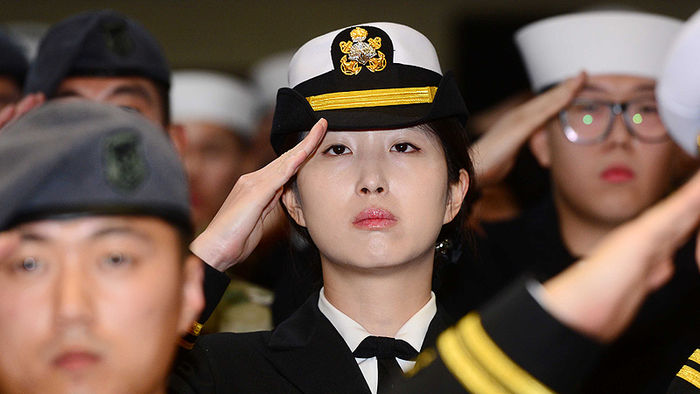 메인이미지  4 : 최태원 SK그룹 회장 딸인 최민정 해군 중위가 청해부대 19진(충무공이순신함)으로 소말리아 아덴만 파병 임무를 무사히 마치고 23일 해군작전사령부 부산기지에서 열린 입항 환영식에 참석, 경례하고 있다.
