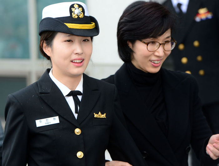 메인이미지  2 : 최태원 SK그룹 회장 딸인 최민정 해군 중위가 청해부대 19진(충무공이순신함)으로 소말리아 아덴만 파병 임무를 무사히 마치고 23일 해군작전사령부 부산기지에서 열린 입항 환영식에 참석, 어머니 노소영 아트센터나비 관장을 만나고 있다.