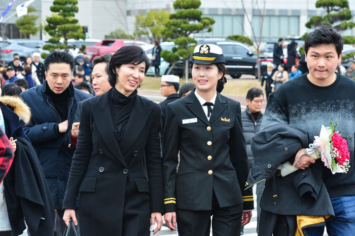 메인이미지  3 : 최태원 SK그룹 회장 딸인 최민정 해군 중위가 청해부대 19진(충무공이순신함)으로 소말리아 아덴만 파병 임무를 무사히 마치고 23일 해군작전사령부 부산기지에서 열린 입항 환영식에 참석, 어머니 노소영 아트센터나비 관장을 만나 배로 이동하고 있다. 