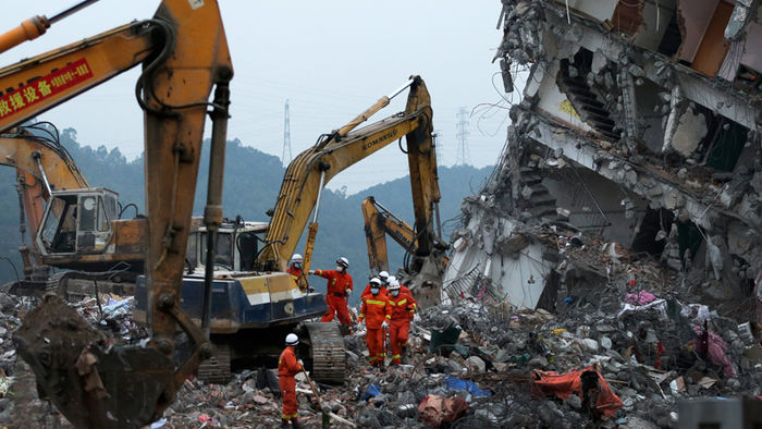 메인이미지  6 : 22일(현지시각) 중국 남부 선전 산사태 현장에서 구조대원들이 수색 구조작업을 하고 있다. 이 사태로 81명이 실종되고 건물 약 30개 동이 매몰됐다.