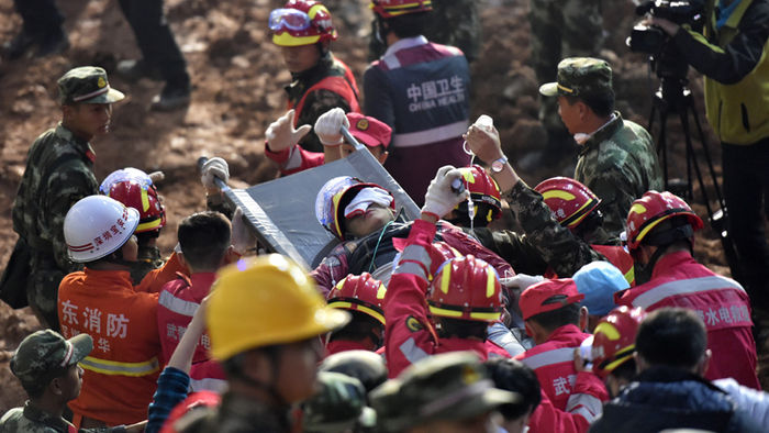 메인이미지  3 : 지난 20일 발생한 중국 선전(深<土+川>) 공단 부근 산사태 현장에서 사고 발생 67시간 만에 처음으로 생존자가 구출됐다. 23일 오전 6시 40분(현지시각) 선전 광밍(光明) 신구 류시(柳溪)공업원 부근의 산사태 잔해 속에서 19세 남성 톈쩌밍(田澤明)을 구출했다.