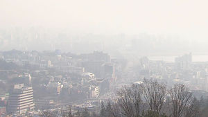 희뿌연 '스모그 이브'&hellip;고농도 미세먼지 절정